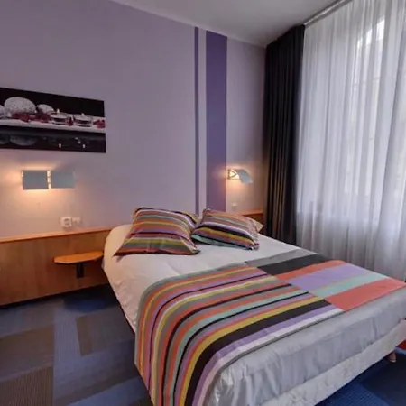 Hotel Logis De Paris - Restaurant - Patisserie 3*